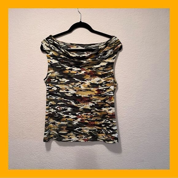 Cute Military Top perfect for work or out on the town! - Picture 1 of 4